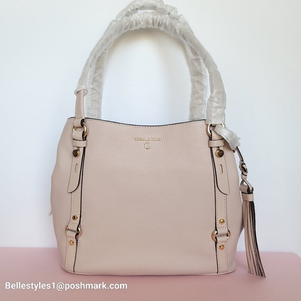 MICHAEL KORS Carrie Pebbled Leather Large Shoulder Tote- Soft Pink color⭐